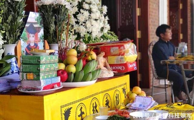 6歲男孩乘校車上學被遺忘在車里，下午被發(fā)現(xiàn)時已經(jīng)死亡