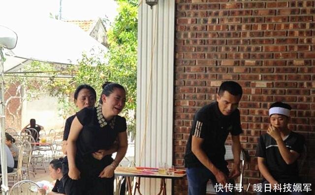 6歲男孩乘校車上學被遺忘在車里，下午被發(fā)現(xiàn)時已經(jīng)死亡