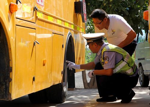 渭南臨渭交警展開校車安全檢查活動(dòng)