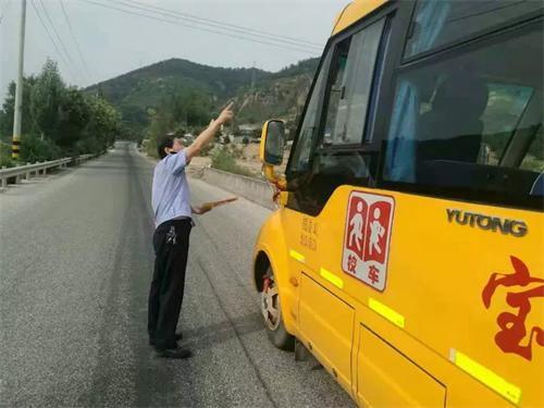 延安經(jīng)開(kāi)交警大隊(duì)青化砭中隊(duì)開(kāi)學(xué)第一天 檢查校車保安全 延安經(jīng)開(kāi)交警大隊(duì)青化砭中隊(duì)開(kāi)學(xué)第一天 檢查校車保安全