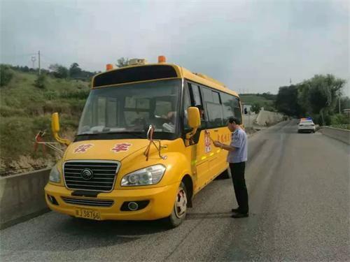 延安經(jīng)開(kāi)交警大隊(duì)青化砭中隊(duì)開(kāi)學(xué)第一天 檢查校車保安全 延安經(jīng)開(kāi)交警大隊(duì)青化砭中隊(duì)開(kāi)學(xué)第一天 檢查校車保安全