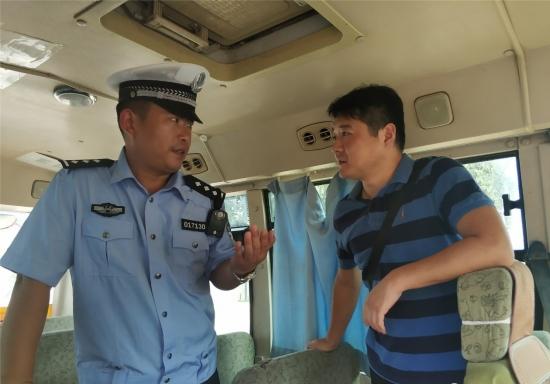 開封禹王臺(tái)區(qū)教體局聯(lián)合市交警四大隊(duì)、區(qū)應(yīng)急管理局開展校車安全專項(xiàng)大檢查