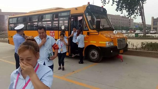 新學(xué)期未央交警深入校車單位宣講安全排查隱患/ 新學(xué)期未央交警深入校車單位宣講安全排查隱患