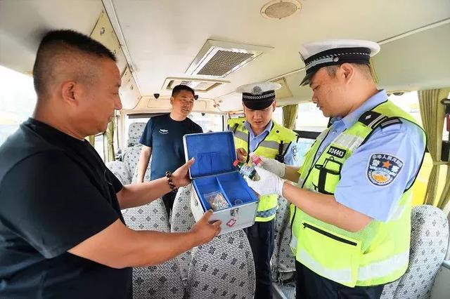 校車“體檢”迎開學