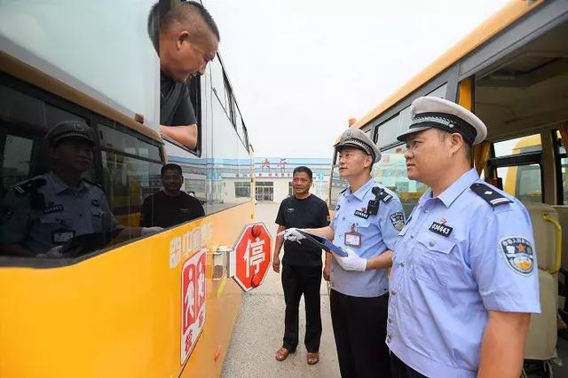 校車“體檢”迎開學