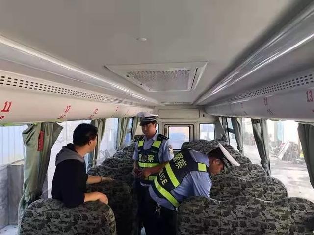 烏恰縣公安局聯合教育局開展開學季“校車”安全大檢查