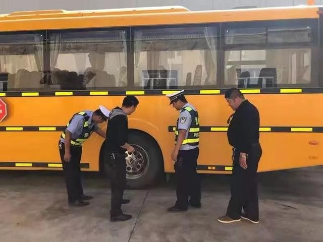 烏恰縣公安局聯合教育局開展開學季“校車”安全大檢查