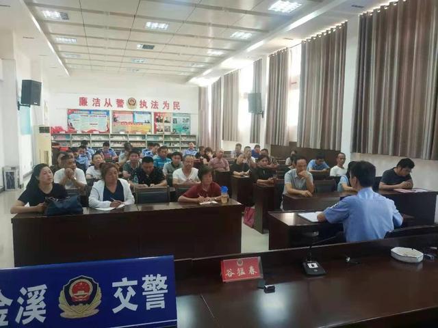 金溪交警嚴(yán)管校車保學(xué)生安全/ 金溪交警嚴(yán)管校車保學(xué)生安全