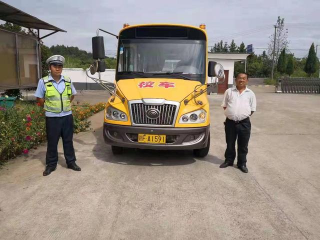 金溪交警嚴(yán)管校車保學(xué)生安全/ 金溪交警嚴(yán)管校車保學(xué)生安全