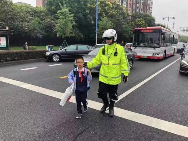 開(kāi)學(xué)首日，上海交警開(kāi)展校車(chē)交通違法集中整治，嚴(yán)查“黑校車(chē)”