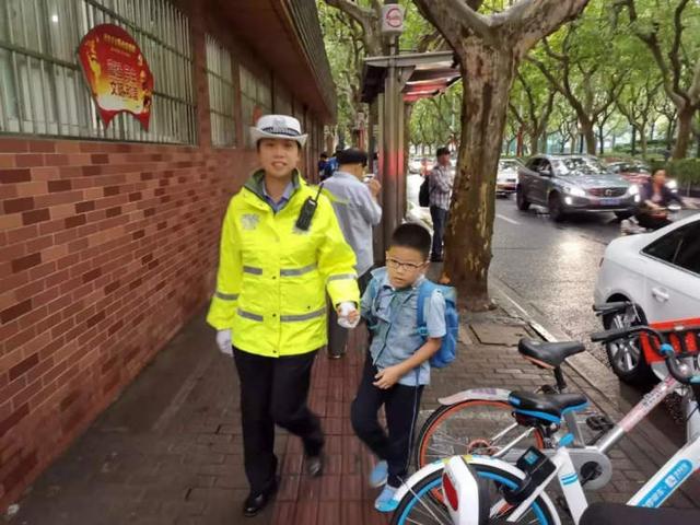 開(kāi)學(xué)首日，上海交警開(kāi)展校車(chē)交通違法集中整治，嚴(yán)查“黑校車(chē)”