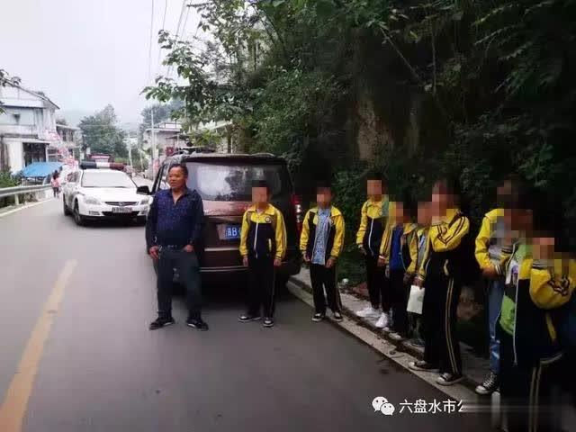 六枝交警重拳整治“黑校車” 為秋季開學(xué)保駕護(hù)航 六枝交警重拳整治“黑校車” 為秋季開學(xué)保駕護(hù)航