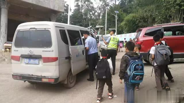 六枝交警重拳整治“黑校車” 為秋季開學(xué)保駕護(hù)航 六枝交警重拳整治“黑校車” 為秋季開學(xué)保駕護(hù)航