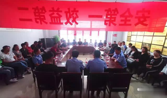 原平市公安局交警大隊(duì)深入校車公司開(kāi)展交通安全宣傳活動(dòng)