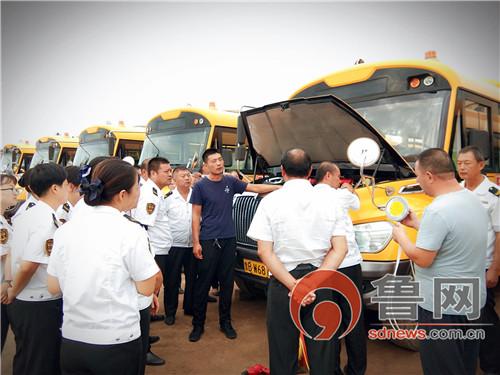 交運(yùn)西海岸溫馨校車分公司：守護(hù)學(xué)生安全“大鼻子”校車滅火彈實(shí)操演練