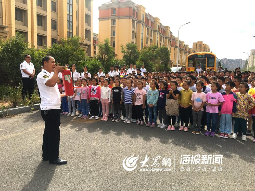 多所學(xué)校聯(lián)合！交運(yùn)西海岸溫馨校車開展消防逃生應(yīng)急演練