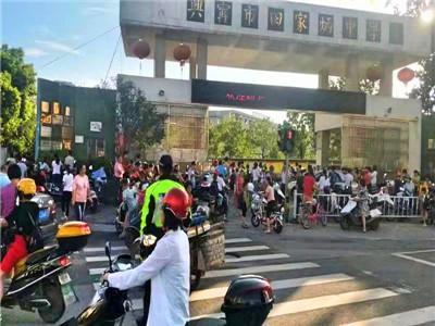 開(kāi)學(xué)啦！交警開(kāi)展校車(chē)安全大檢查及“警家?！弊o(hù)安護(hù)暢行動(dòng)