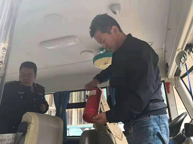 宕昌公安交警聯(lián)合縣教育局對(duì)全縣幼兒園校車開展交通 安全大排查大整治