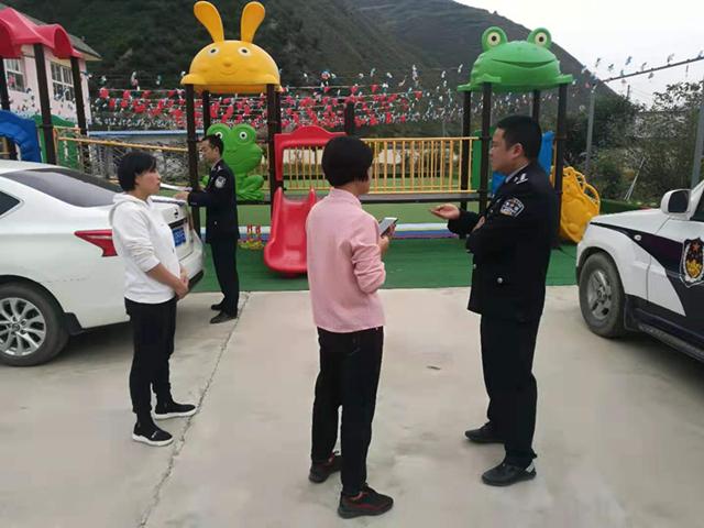 宕昌公安交警聯(lián)合縣教育局對(duì)全縣幼兒園校車開展交通 安全大排查大整治