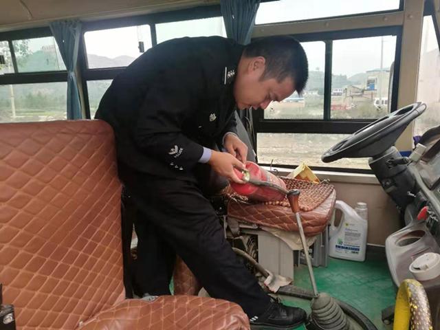 宕昌公安交警聯(lián)合縣教育局對(duì)全縣幼兒園校車開展交通 安全大排查大整治