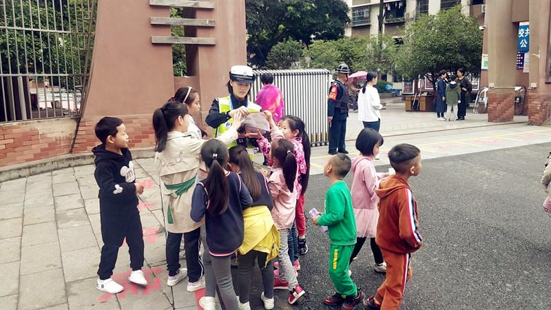 遂寧公安交警強(qiáng)化措施 著力打造“平安校園” 遂寧公安交警強(qiáng)化措施 著力打造“平安校園”