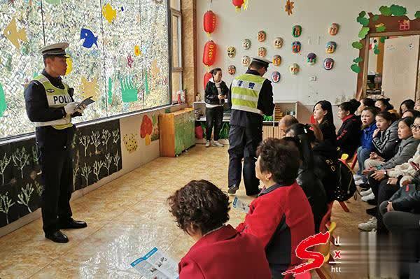 長(zhǎng)治市公安局交警支隊(duì)七大隊(duì)進(jìn)校園開展“拒乘非法校車”主題宣傳