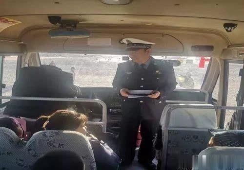 交警大隊全力做好秋冬季農(nóng)村校車安全管理工作/ 交警大隊全力做好秋冬季農(nóng)村校車安全管理工作