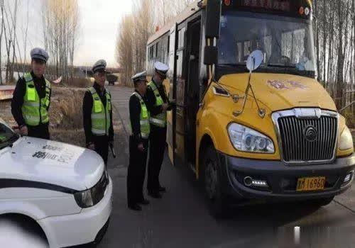 交警大隊全力做好秋冬季農(nóng)村校車安全管理工作/ 交警大隊全力做好秋冬季農(nóng)村校車安全管理工作