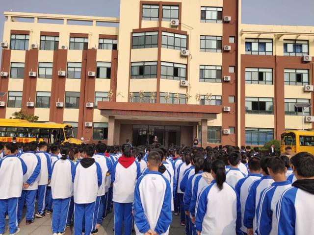 西海岸新區(qū)一校車(chē)“起火”，全車(chē)學(xué)生40秒內(nèi)安全撤出