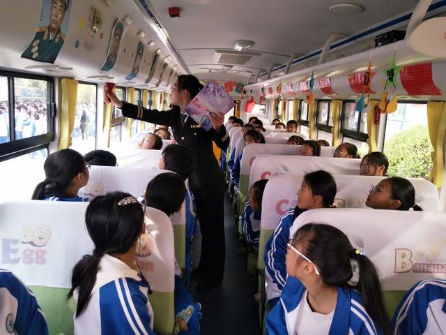 西海岸新區(qū)一校車(chē)“起火”，全車(chē)學(xué)生40秒內(nèi)安全撤出