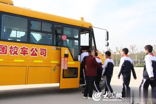 菏澤外國語學校舉辦校車安全知識講座暨校車應急逃生演練活動