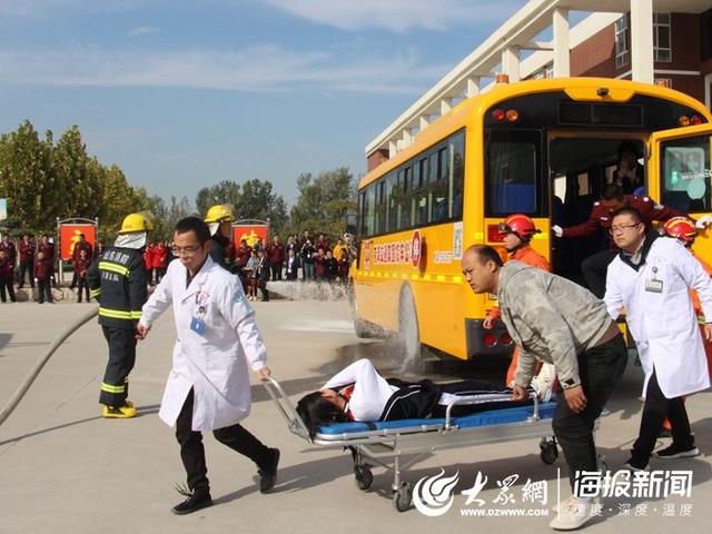 菏澤外國語學校舉辦校車安全知識講座暨校車應急逃生演練活動