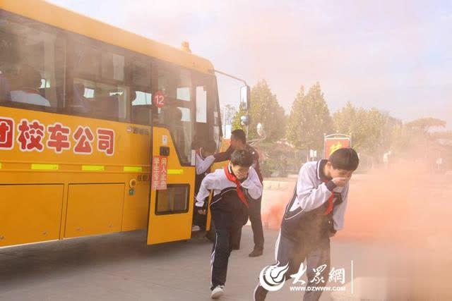 菏澤外國語學校舉辦校車安全知識講座暨校車應急逃生演練活動