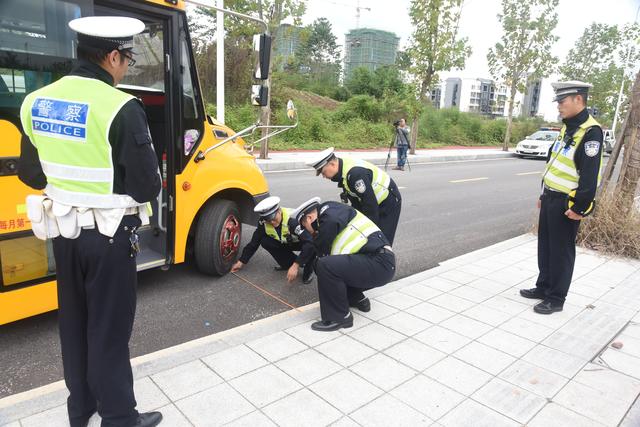 交巡警支隊(duì)聯(lián)合多部門開(kāi)展校車突發(fā)交通事故應(yīng)急救援演練/ 交巡警支隊(duì)聯(lián)合多部門開(kāi)展校車突發(fā)交通事故應(yīng)急救援演練