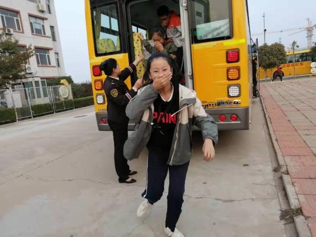 黃島校車“起火”，乘車孩子1分鐘全部撤離