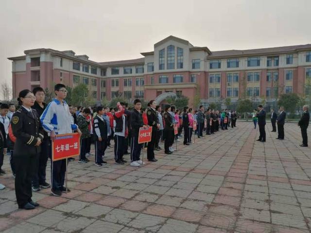 黃島校車“起火”，乘車孩子1分鐘全部撤離