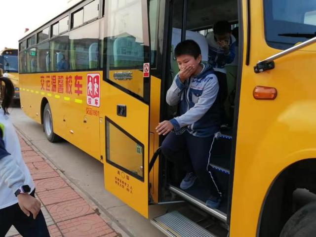 黃島校車“起火”，乘車孩子1分鐘全部撤離