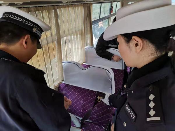 新鄭市聯(lián)合開展幼兒園校車安全大檢查/ 新鄭市聯(lián)合開展幼兒園校車安全大檢查