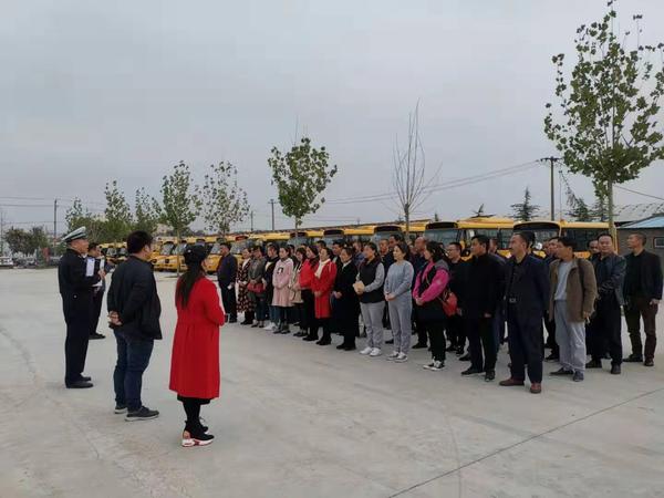 新鄭市聯(lián)合開展幼兒園校車安全大檢查/ 新鄭市聯(lián)合開展幼兒園校車安全大檢查