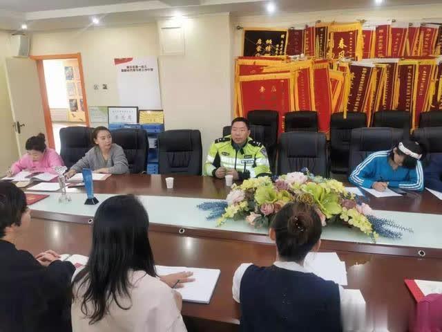 「交警進(jìn)校園」南關(guān)交警走進(jìn)幼兒園 警園攜手筑平安 「交警進(jìn)校園」南關(guān)交警走進(jìn)幼兒園 警園攜手筑平安