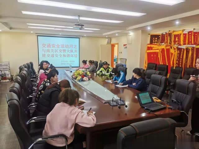 「交警進(jìn)校園」南關(guān)交警走進(jìn)幼兒園 警園攜手筑平安 「交警進(jìn)校園」南關(guān)交警走進(jìn)幼兒園 警園攜手筑平安