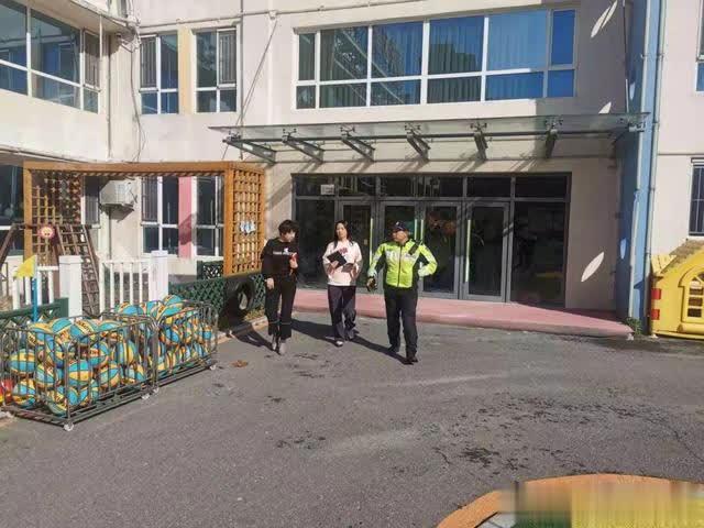 「交警進(jìn)校園」南關(guān)交警走進(jìn)幼兒園 警園攜手筑平安 「交警進(jìn)校園」南關(guān)交警走進(jìn)幼兒園 警園攜手筑平安