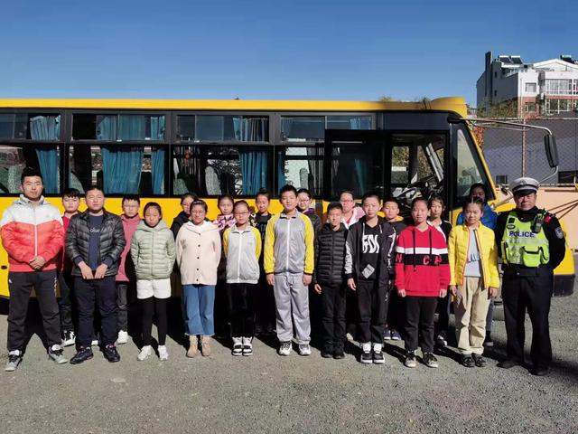 二道交警積極開展冬季校車整治行動(dòng)/ 二道交警積極開展冬季校車整治行動(dòng)