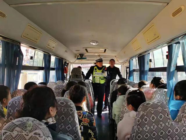 二道交警積極開展冬季校車整治行動(dòng)/ 二道交警積極開展冬季校車整治行動(dòng)