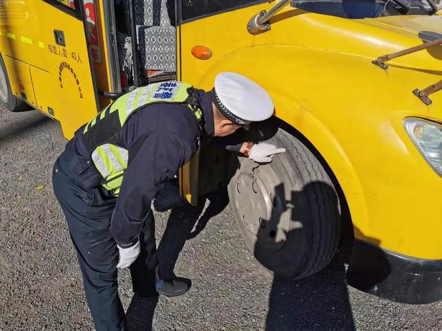 二道交警積極開展冬季校車整治行動(dòng)/ 二道交警積極開展冬季校車整治行動(dòng)