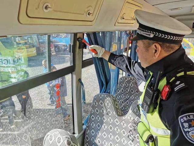 二道交警積極開展冬季校車整治行動(dòng)/ 二道交警積極開展冬季校車整治行動(dòng)