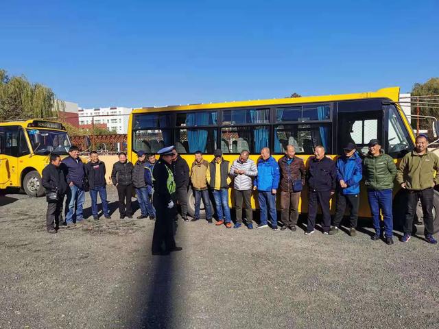 二道交警積極開展冬季校車整治行動(dòng)/ 二道交警積極開展冬季校車整治行動(dòng)