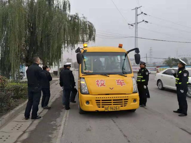 華陰市教科局開展校車安全突擊專項檢查/ 華陰市教科局開展校車安全突擊專項檢查