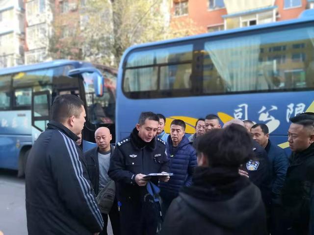 【朝陽(yáng)交警持續(xù)推進(jìn)“七進(jìn)”活動(dòng) 開展冬季交通安全進(jìn)校園主題宣傳】 【朝陽(yáng)交警持續(xù)推進(jìn)“七進(jìn)”活動(dòng) 開展冬季交通安全進(jìn)校園主題宣傳】