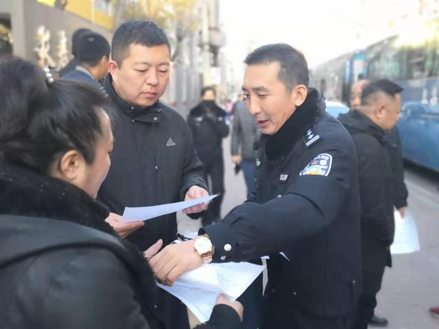 【朝陽(yáng)交警持續(xù)推進(jìn)“七進(jìn)”活動(dòng) 開展冬季交通安全進(jìn)校園主題宣傳】 【朝陽(yáng)交警持續(xù)推進(jìn)“七進(jìn)”活動(dòng) 開展冬季交通安全進(jìn)校園主題宣傳】